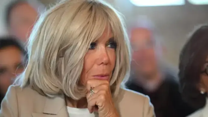 Bôi nhọ Đệ nhất Phu nhân Pháp, 10 nghi phạm hầu tòa